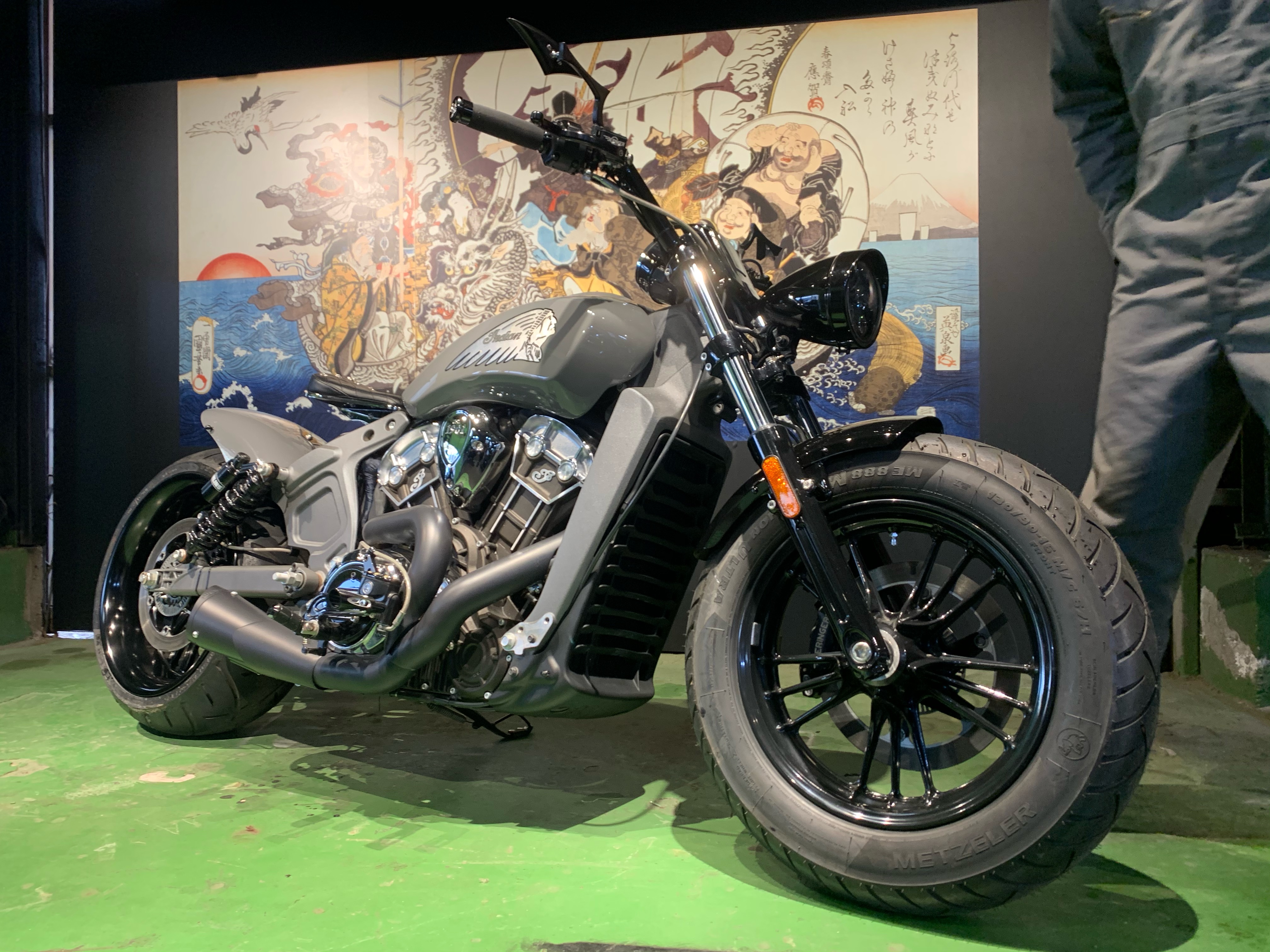 インディアン スカウト240カスタム:フロントからのシルエット