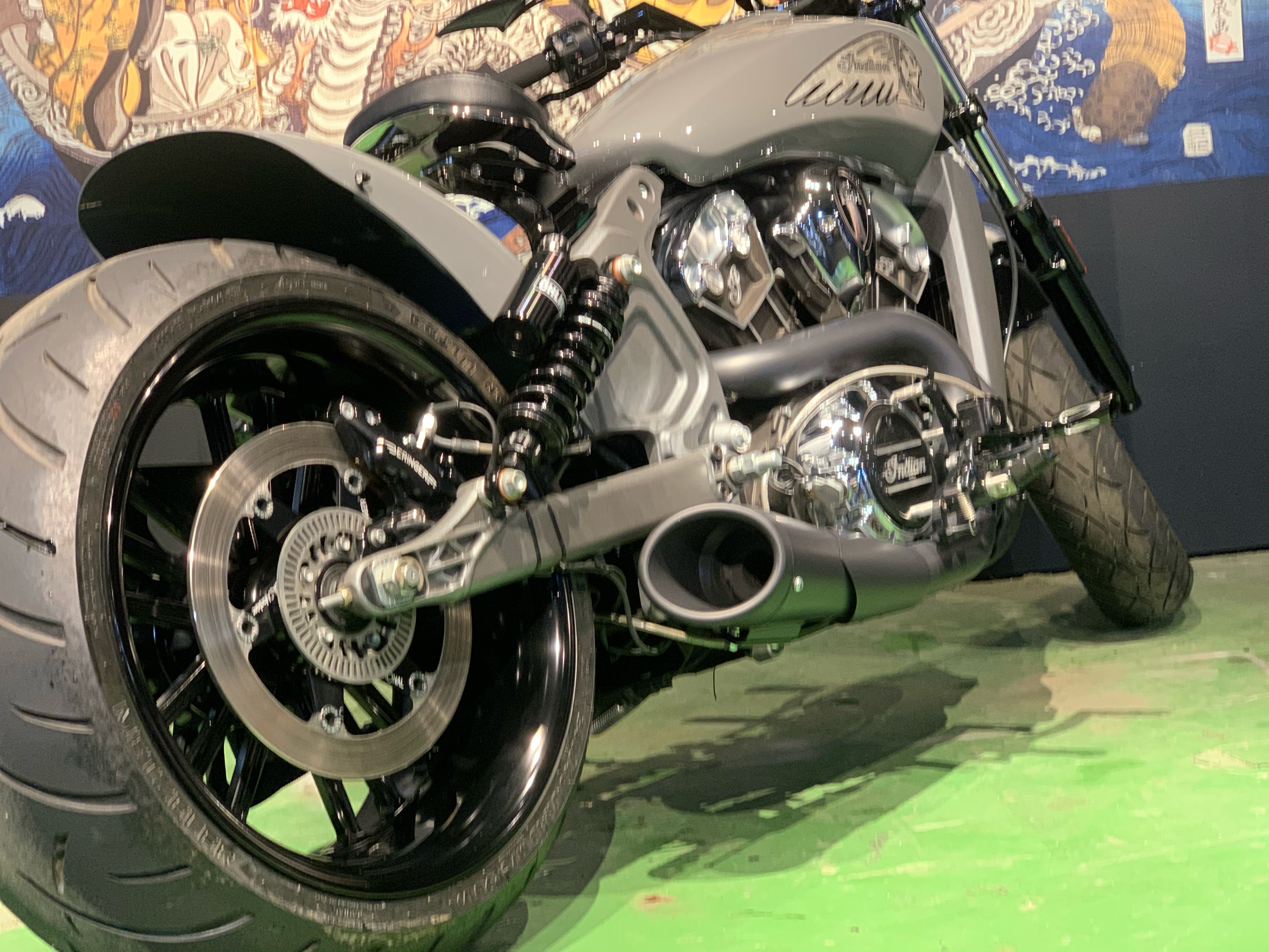 インディアン スカウト240カスタム:リアホイールとマフラー