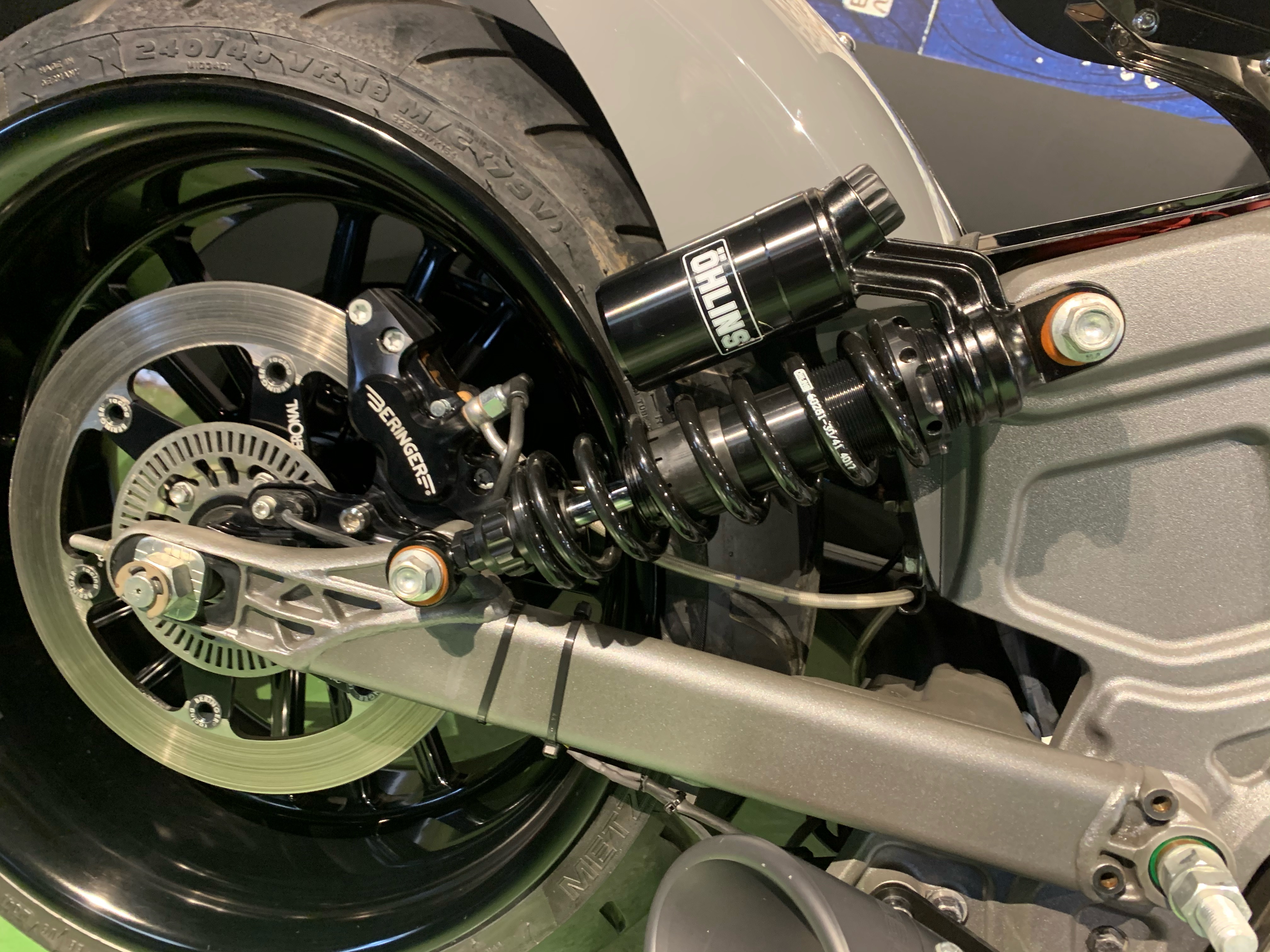 インディアン スカウト240カスタム:オーリンズとリアブレーキ