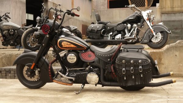 2012年式インディアン チーフ ダークホース。倉庫前で撮影した車両の左側面、ペイントとレザー装飾