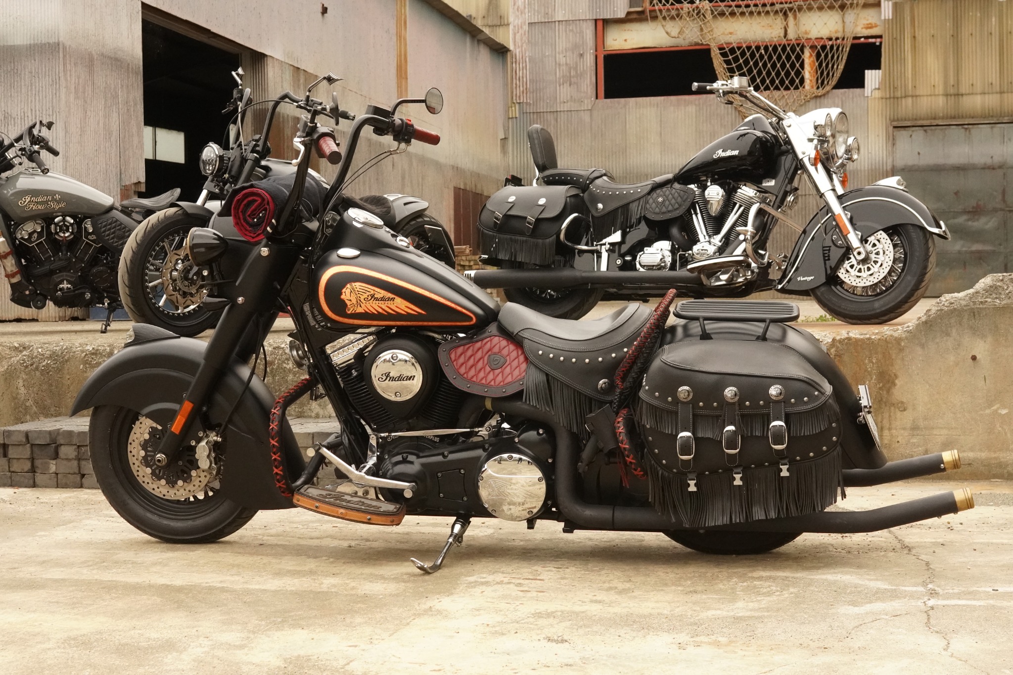 2012年式インディアン チーフ ダークホース。倉庫前で撮影した車両の左側面、ペイントとレザー装飾