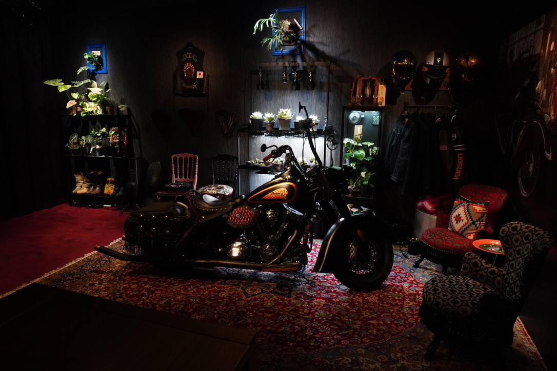 2012年式インディアン チーフ ダークホース。植物と椅子を背景に、店内で展示した車両の全景