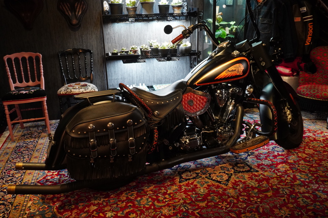 2012年式インディアン チーフ ダークホース。店内で撮影した車両右側、オリジナルフットボードとレザー装飾