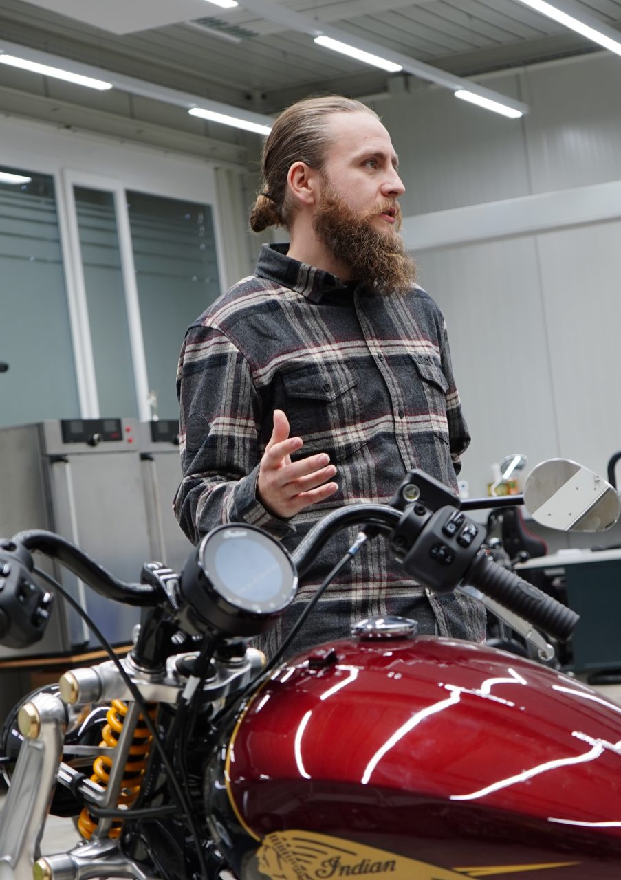 公式資料でConcept Engineerと紹介されるNiclas Roch氏と車両
