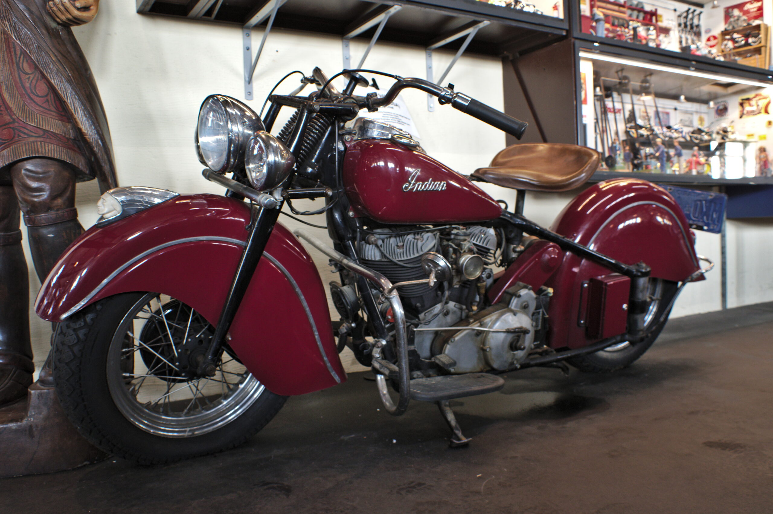 1946年式Indian Chiefの現存車。黒いガーダーフォークとヘッドライト後方のコイルスプリングが見える