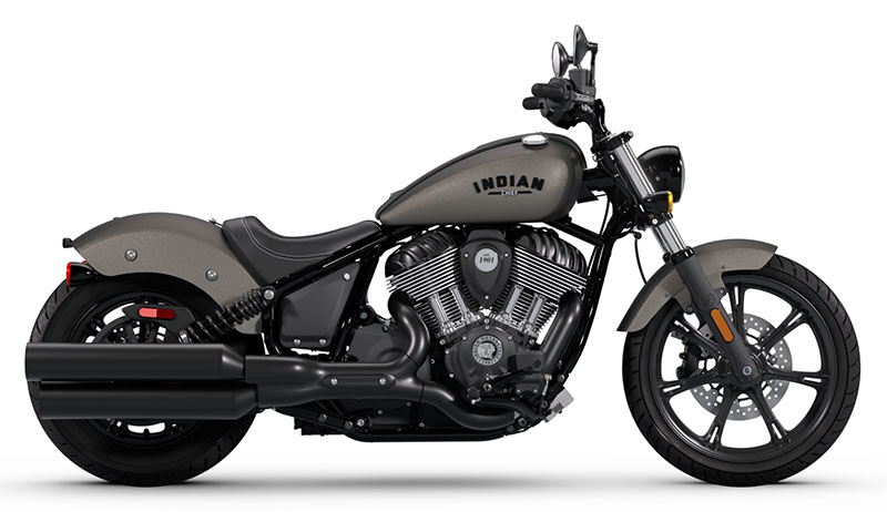 2025 Indian Chief Heavy Metal Smokeの右側面商品画像。標準モデルのキャストホイール